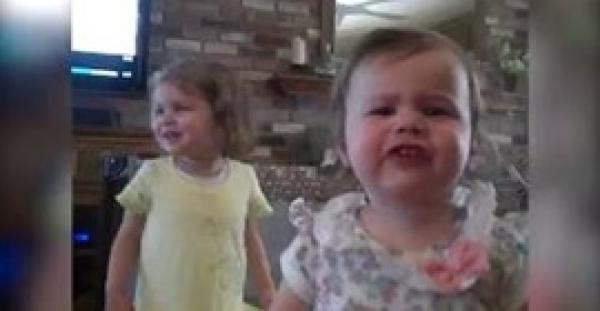 بالفيديو.. رد فعل طفلة شعرت بالغيرة من شقيقتها الصغرى