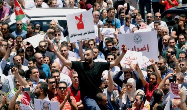 ملك الأردن يتدخل لاطفاء غضب الشارع ويوقف قرار الحكومة رفع أسعار المحروقات