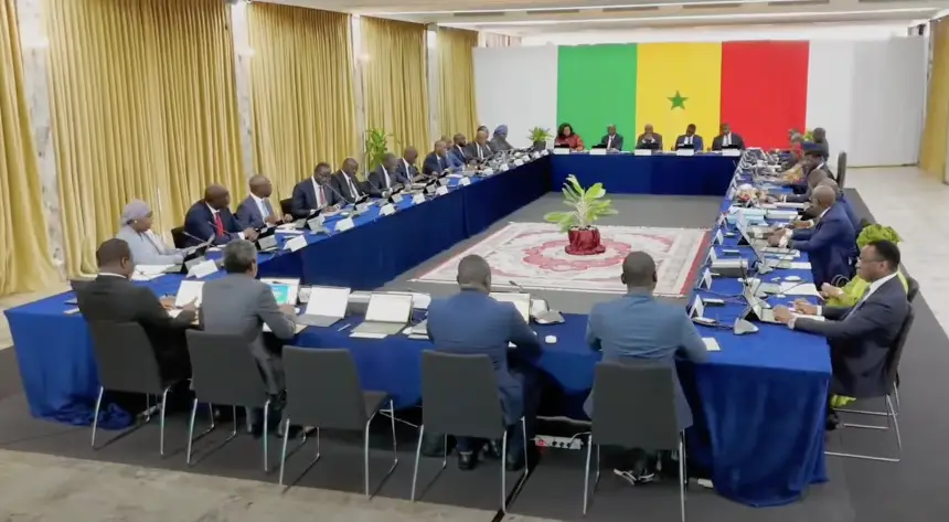 حكومة السنغال تمنع وزرائها من السفر إلى الخارج