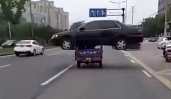 بالفيديو: هل هذه أغرب طريقة بنقل السيارات؟