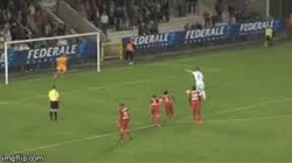 رائع : لاعب يضيع ضربة جزاء ثم تابعها وسجلها بضربة مقصية