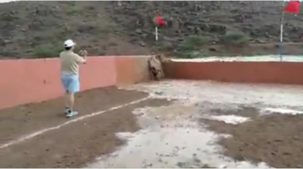 مقطع جديد يوضح كيف بدأ الفيضان واجتاح الملعب وكيف استهان بعض الجمهور من شدته