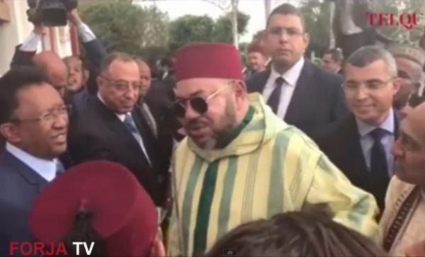 الملك محمد السادس يتكلم بالفرنسية بحس فكاهي مع صديق الملك الراحل محمد الخامس بمدغشقر