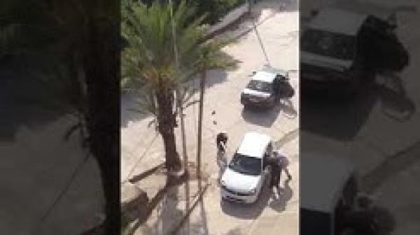 عملية اعتداء و كريساج شخص بالأسلحة البيضاء داخل سيارته في طنجة