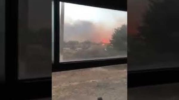 النيران تلتهم الأشجار بادوز وسط تخوف السكان