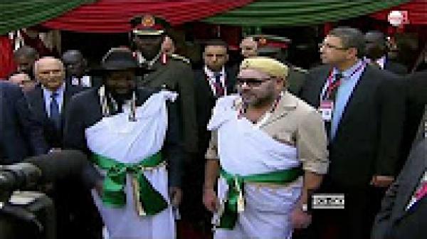 الملك محمد السادس يتلقى هدية عبارة عن زي تقليدي جنوب سوداني فخري