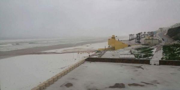 لأول مرة.. "الثلوج" تغطي رمال شاطئ الأمم بسلا (صور وفيديو)