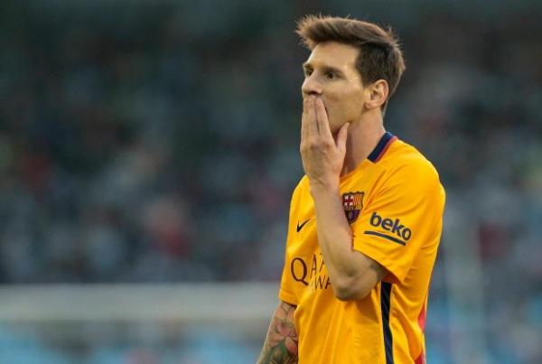 ميسي يطلب راتبا خاليا للانتقال الى الدوري اﻻنجليزي