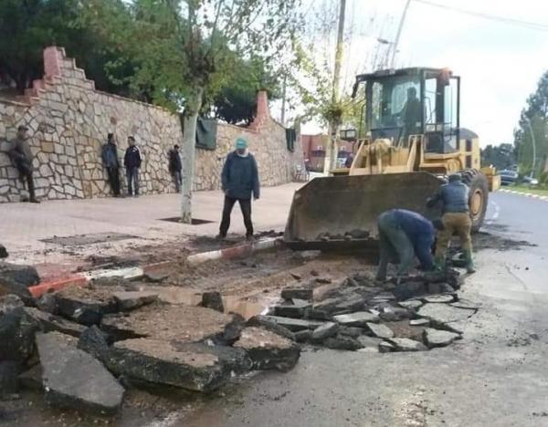 شوهة بالفيديو... انفجار بالوعة مائية يتسبب في تدمير شارع استراتيجي حديث التزفيت وفيسبوكيون :" الله يخلف على الشتا"