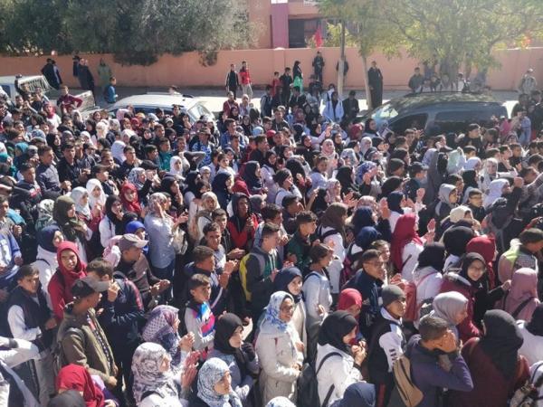 تلاميذ المدارس العمومية يخرجون إلى الشوارع بعدة مدن تضامنا مع أساتذتهم