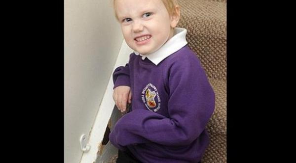 طفل يأكل الحجارة ويشرب معطّر الغسيل