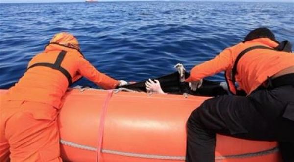 أندونيسي ينجو بعد يومين من سقوطه في البحر