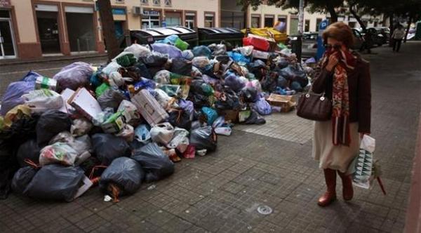 تكدس النفايات في شوارع أسبانيا