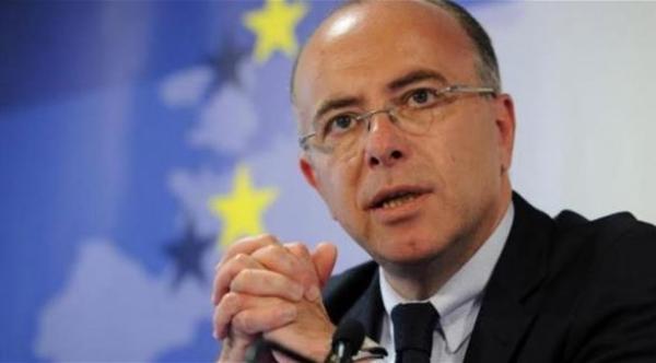 وزير الداخلية الفرنسي يقف بجانب الـ"إف بي آي" ضد أبل