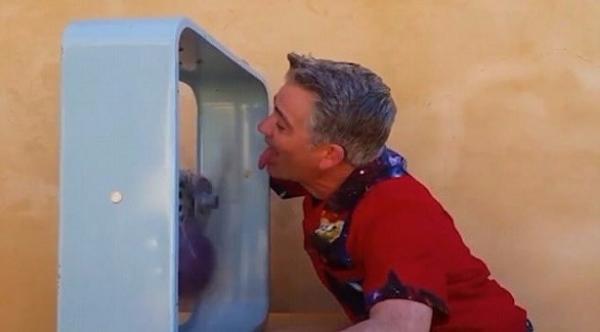 بالفيديو: مُغامر يوقف مروحة معدنية دائرة بلسانه