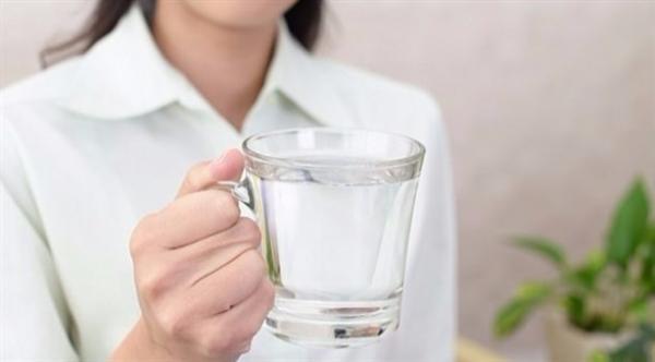 كمية المياه الواجب تناولها بدقة بعد الإفطار لكلا الجنسين