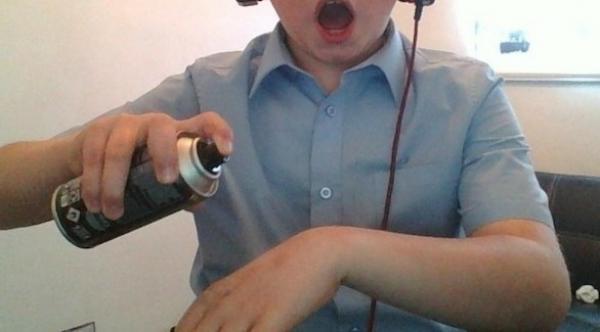 تحدي "مزيل رائحة العرق" ينتشر في إنجلترا.. والنتائج كارثية