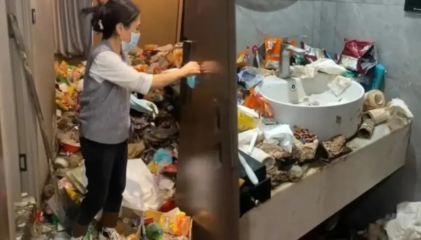 غرفة فندق تتحول إلى مكب نفايات بعد إقامة لاعب ألعاب إلكترونية لعامين في الصين