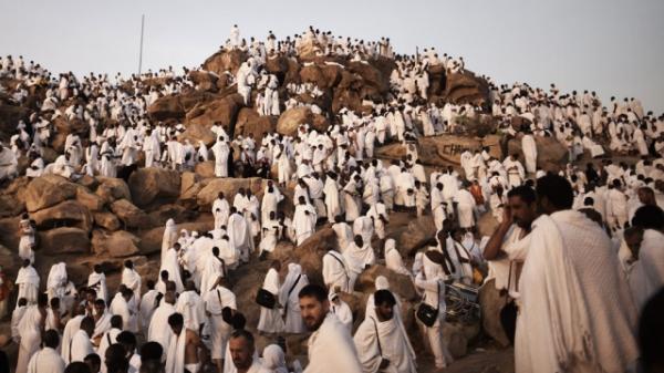 الحجاج يقفون على صعيد عرفات لأداء الركن الأعظم للحج