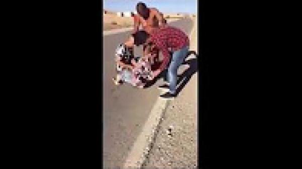 شباب مغاربة وجدوا متشردا عاريا في الشارع شوفو آشنو دارو معاه