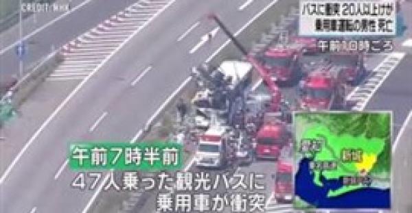 بالفيديو..  سيارة تطير في الهواء وتصطدم بحافلة