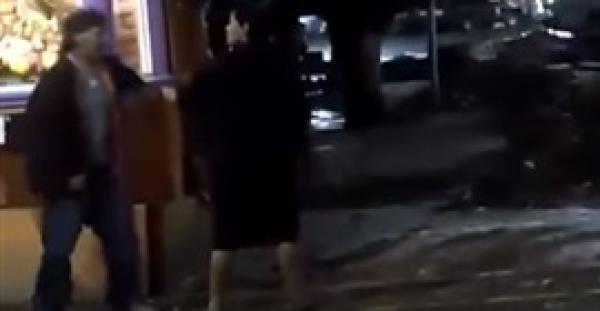 بالفيديو.. امرأة تلقن زوجها علقة ساخنة لإفراطه في الشراب