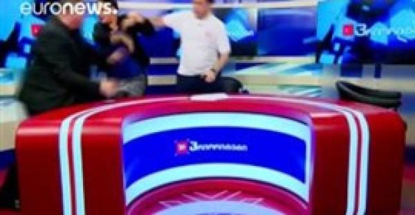 بالفيديو.. إصابة مذيعة بالرعب بعد مشاجرة ضيفيها على الهواء