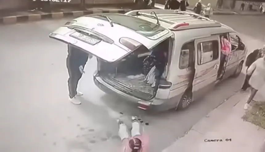 بالفيديو...غضب واسع بالأردن بعد توقيف سائق رمى ابنته من الحافلة