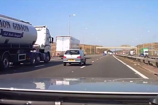 بالفيديو: أنقذ سائقاً انقلبت سيارته.. فانتهى به الحال في المحكمة