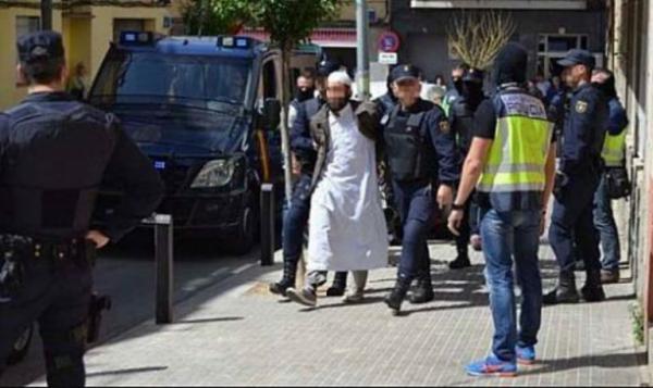 السلطات الإسبانية تطرد إماما مغربيا ينشر الإسلام "الراديكالي"