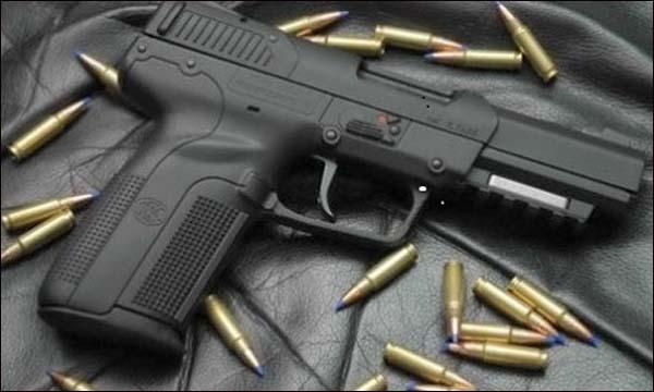 توقيف مواطن افريقي بمطار محمد الخامس بحوزته سلاح ناري وذخيرة حية