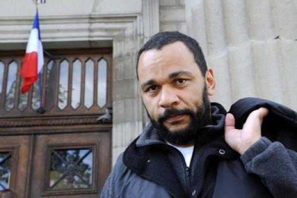 بعد قرار منعه من العرض بالمغرب، الكوميدي الفرنسي ديدوني يستنجد بالملك محمد السادس