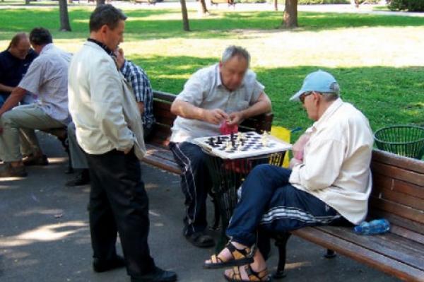 "جطو" يحذر من انهيار قريب لأنظمة التقاعد بالمغرب وإصلاحات "مؤلمة" جديدة في انتظار الموظفين