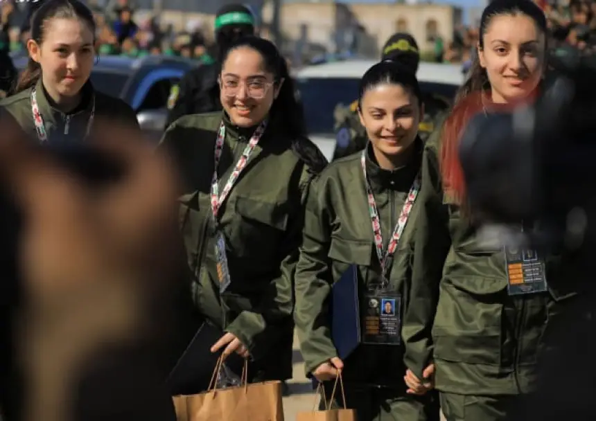 تفاصيل لافتة على معصم أسيرة إسرائيلية بعد إطلاق سراحها من قبل حماس (صور)