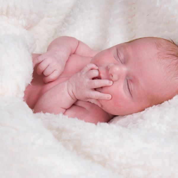 أسرة تعيش مأساة حقيقية بعد إخبارها بأن جنينها توفي لتعثر عليه حيا فوق حوض لغسل الأواني للمستشفى