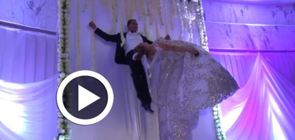 عريس مصري يسحر عروسه ويطير بها في الهواء