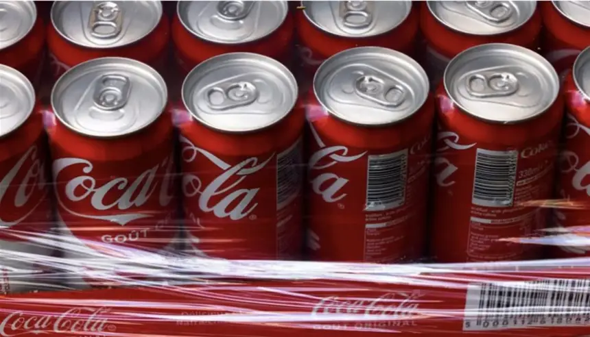 بعد شربه 3 لترات يومياً.. إزالة 35 حصوة من مثانة رجل بسبب الكوكاكولا!