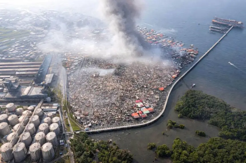 حريق مهول يدمر 200 منزل في قرية ساحلية بماليزيا ويشرد مئات السكان