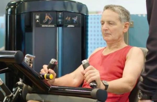 بريطاني في السبعين من عمره يتمكن من علاج نفسه من سرطان البروستات بواسطة رفع الأثقال