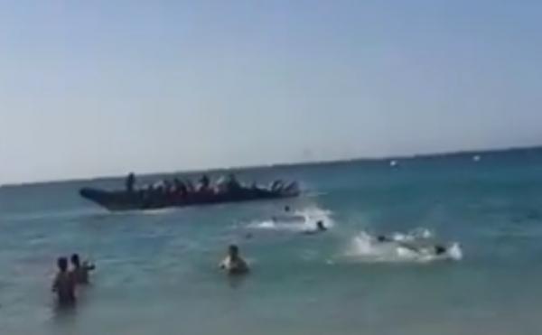 فيديو من زاوية أخري للزورق السريع الذي نقل شبان مغاربة مجانا من طنجة إلى إسبانيا