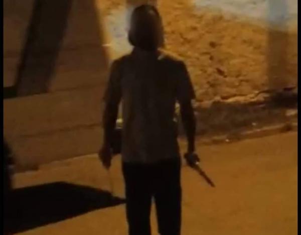 سطات..القبض على شاب ثلاثيني ظهر في فيديو يهدد حارسا خاصا بأحد المطاعم بالسلاح الأبيض