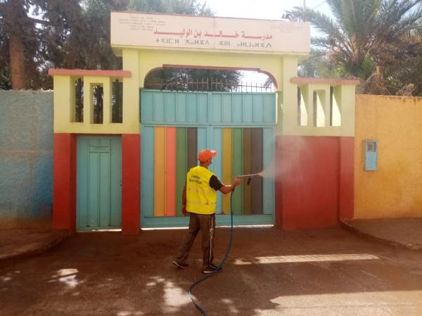 السلطات ببني ملال تنظم عمليات  تعقيم واسعة  للمؤسسات التعليمية لاستقبال التلاميذ في ظروف صحية آمنة