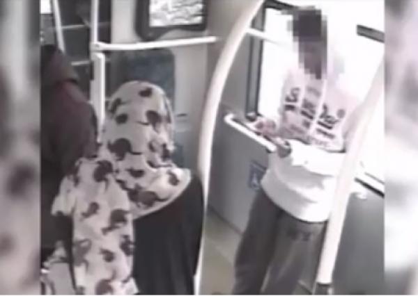 بالفيديو: بريطانية تحاول طعن صبي في حافلة