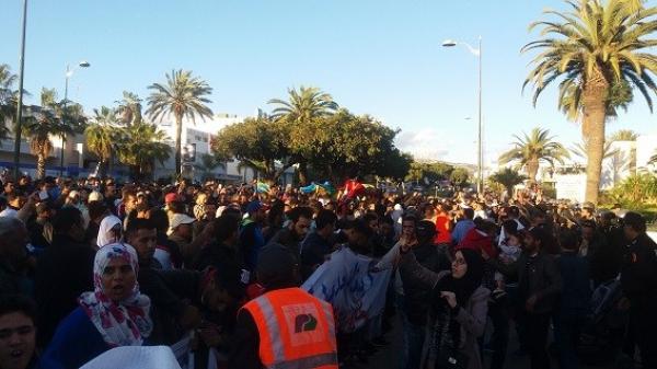 بالفيديو و الصور : ساكنة أكادير تنتفض ضد الحكرة والتهميش وتخرج للشارع وتطالب برحيل رموز الفساد