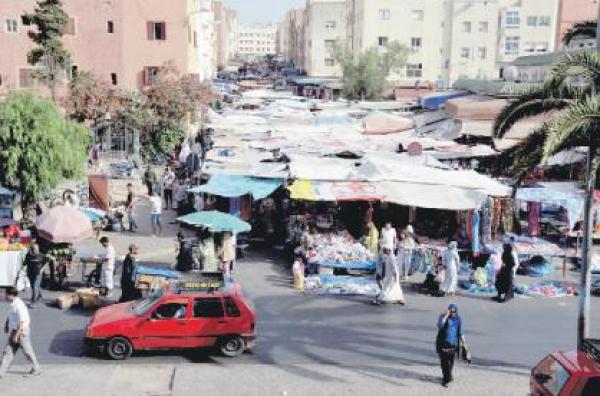 تساهل السلطات مع الباعة المتجولين يؤدي الى انتشار الفوضى و السيبة في شوارع المغرب 