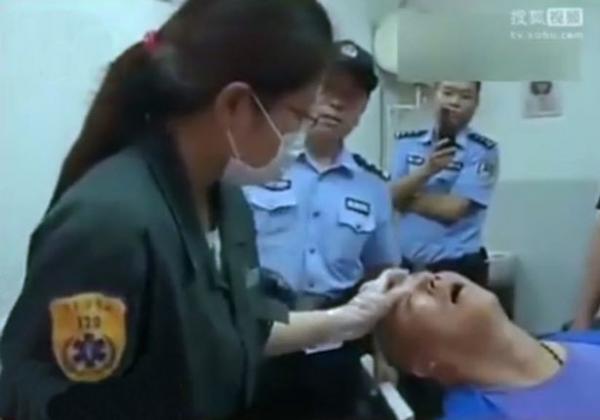 بالفيديو: حلّاق يستدعي الشرطة والإسعاف لأحد الزبائن