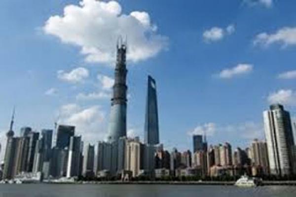 طفلة تسقط من الطابق 43 بعد أن حاولت الطيران