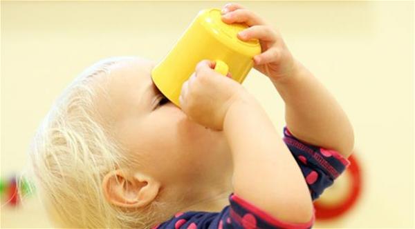 كم يحتاج طفلك من السوائل يومياً؟