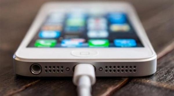 توقيف بريطاني بتهمة شحن هاتفه داخل القطار