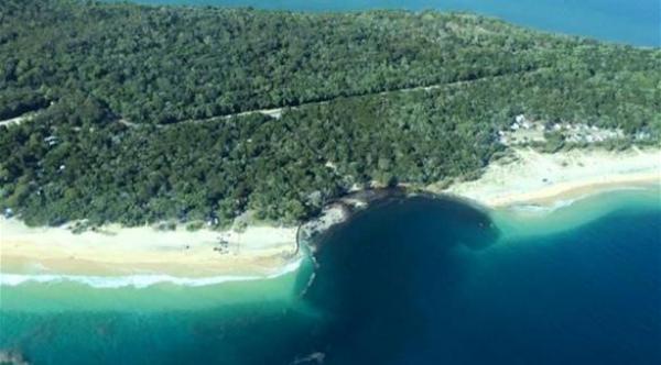 ظهور حفرة تبتلع مركبات في مخيم بشاطئ أسترالي